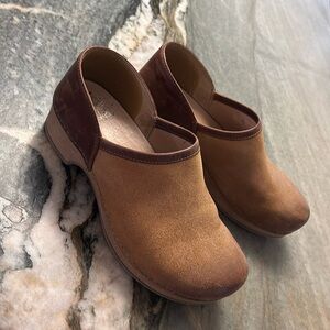 Dansko  38. Suede